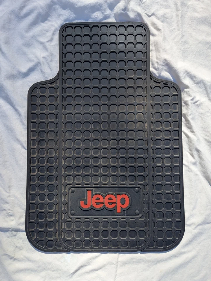 Резиновый напольный коврик Jeep Grand Cherokee (1995) - Изображение 1 из 1