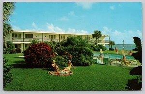 1960s Clearwater, Florida FL - Lagoon Motel - Swimming Pool, Gulf Coast Postcard - Imagen 1 de 4
