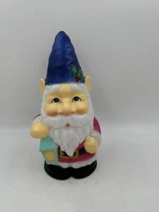 Cappello Blu Gnomo Natalizio Illumina Blow Mold con Graffi Agrifoglio e Lanterna - Foto 1 di 11