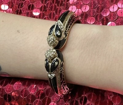 Pulseira articulada de mola Banana Republic preta esmalte ouro filigrana strass 7"" - Imagem 1 de 4