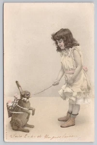 Linda Niña Poking Stick at Rabbit Cesta Huevos c1904 UDB Postal Estampilla Francesa - Imagen 1 de 2