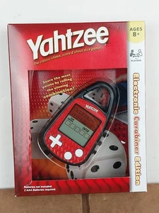 Hasbro Yahtzee Gioco Elettronico Portatile Clip On Moschettone Edizione Nuovo Sigillato - Foto 1 di 7