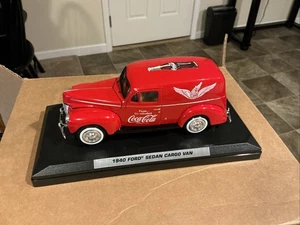 Motor City Classics 1940 Ford Sedán Furgoneta de Carga Coca Cola 1:24 Diecast con Base EX+ - Imagen 1 de 3