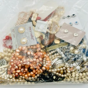 Mixed Lot Of Vintage Jewelry Necklaces Earrings Bracelets - Picture 1 of 6