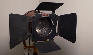 Mole-Richardson 650W Fresnel Tungsten Light with Doors and chain - Picture 1 of 6