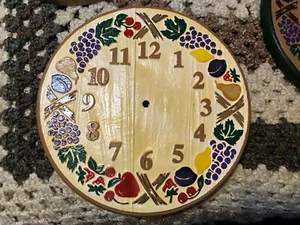  Reloj de Pared Madera Blanco Redondo Fruta Decoración 11.25 Pulgadas Pintado a Mano Lote #010020 - Imagen 1 de 12