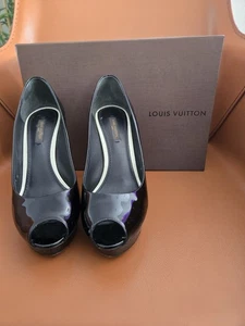 Louis Vuitton décolleté a punta aperta in pelle di vitello verniciata eyeline nere taglia 37 - Foto 1 di 7
