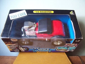 1/18 MUSCLE MACHINES 057692 '32 ROADSTER TOO COOL IN RED PREVIEW EDITION - Picture 1 of 7