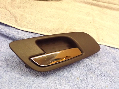 Maçaneta da porta 2008 chevy tahoe (frente do motorista) 2007-2013 - Imagem 1 de 3