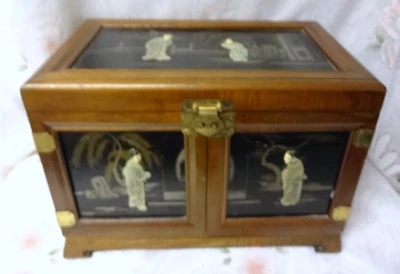 Старинный старый резной китайский деревянный нефритовый украшенный шкаф-шкатулка для ювелирных изделий ручной работы  - Изображение 1 из 4