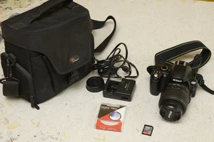 Nikon D60 DSLR + 18-55mm VR Lens, Charger, 1 Battery, 4GB sd card, Lowepro Bag - Picture 1 of 4