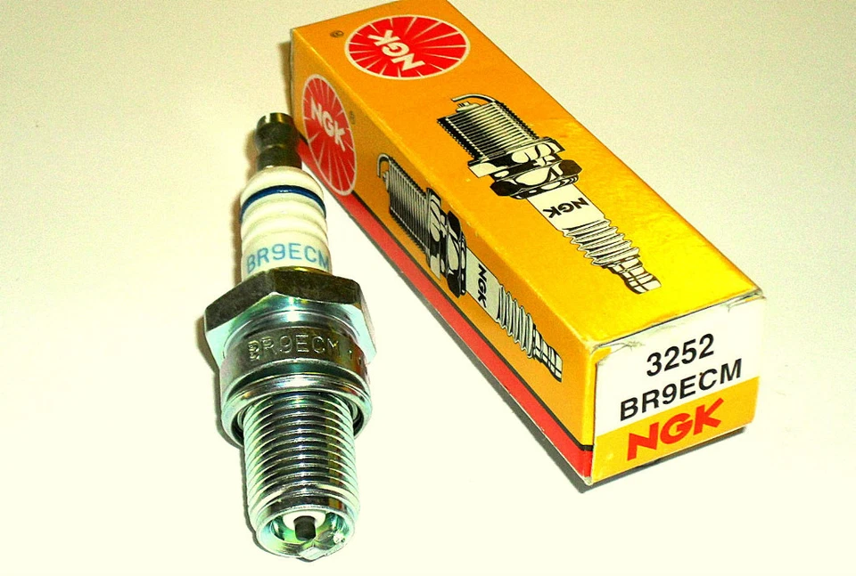 NGK Zündkerze BR9ECM u.a AprillaRS250,RGV 250,NSR250,TZR125/250