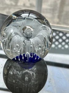VINTAGE DYNASTY GALLERY ART GLASS PAPERWEIGHT WHITE BLUE BUBBLES - Picture 1 of 7