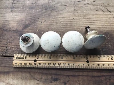 Lote de 4 perillas de madera en mal estado pintura blanca/verde chippy antigua rescatada Foto 1 de 4