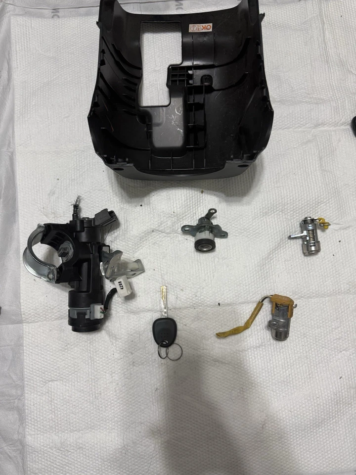 Hyundai Accent 2012-2017 llave cilindro de encendido y puerta lateral/baúl/cubierta Foto 1 de 4