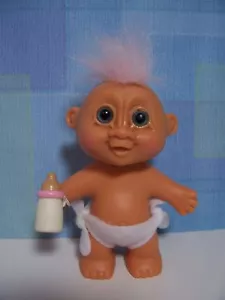 BAMBINA IN PANNOLINO CON IL SUO BIBERON - Bambola Russ Troll 3" - NUOVO - Foto 1 di 7