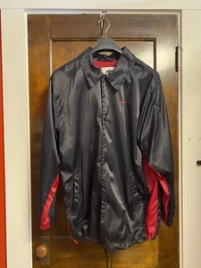 Nike Hombre Grande Nylon Chaqueta Negro con Reflejos Rojos y Logotipos Swoosh - Imagen 1 de 12