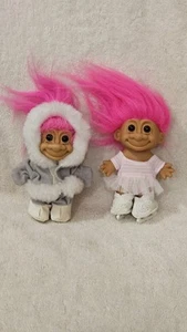 2 TROLLPUPPEN - ESKIMOMÄDCHEN & EISKUNSTLÄUFER, BEIDE ROSA HAARE, ORIGINAL OUTFITS - Bild 1 von 2