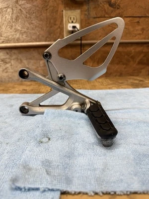 01-06 HONDA CBR 600 F4I CBR 600F4I OEM JUEGO TRASERO IZQUIERDO CLAVIJA Y SOPORTE Foto 1 de 4