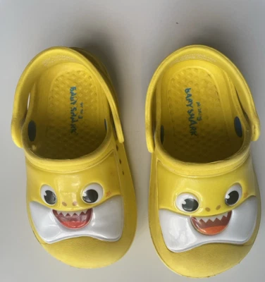 Tamancos Nickelodeon Pinkfong bebê tubarão criança tamanho 6/7 unissex amarelo slip-on - Imagem 1 de 4