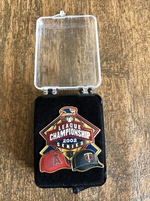 American League Championship Series 2002 Anaheim Angels vs Minnesota Twins Pin - Image 1 of 2