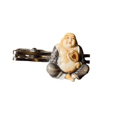 RARE VTG JAPANESE TOSHIKANE HOTEI BUDDHA HAND PAINTED PORCELAIN TIE CLIP FORTUNE - Imagem 1 de 4