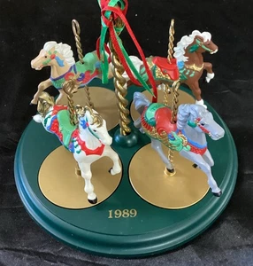 Hallmark Navidad Carrusel Caballo Serie 1989 Caballos y Expositor Set - Imagen 1 de 4
