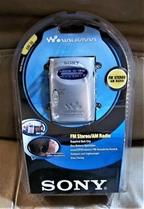 NUOVO sigillato SONY Walkman SRF-59 FM stereo AM radio con cuffie clip da cintura FM/AM - Foto 1 di 4