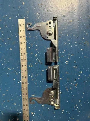 Juego de bisagras de puerta para lavavajillas GE GDT650SYV0FS WD14X23739, WD14X2338 Foto 1 de 4