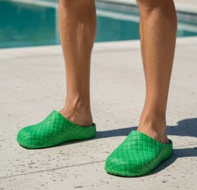 Sandalias zuecos BOTTEGA VENETA 741339 abeja verde goma, talla 45 Foto 1 de 4