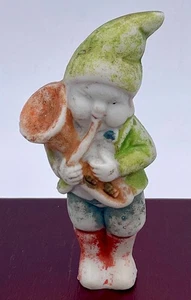 Vintage Biskuit Frozen Charlotte Japan Elfe / Weihnachtsmann spielt Horn. 3,5" hoch - Bild 1 von 3