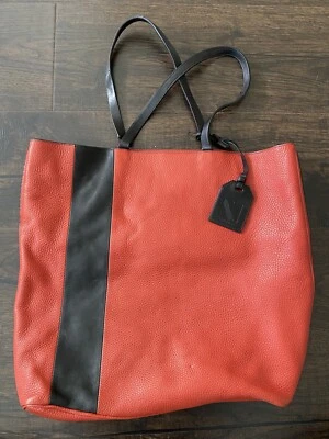 Женская большая кожаная красная сумка-тоут REED KRAKOFF с черной гоночной полосой - Изображение 1 из 4