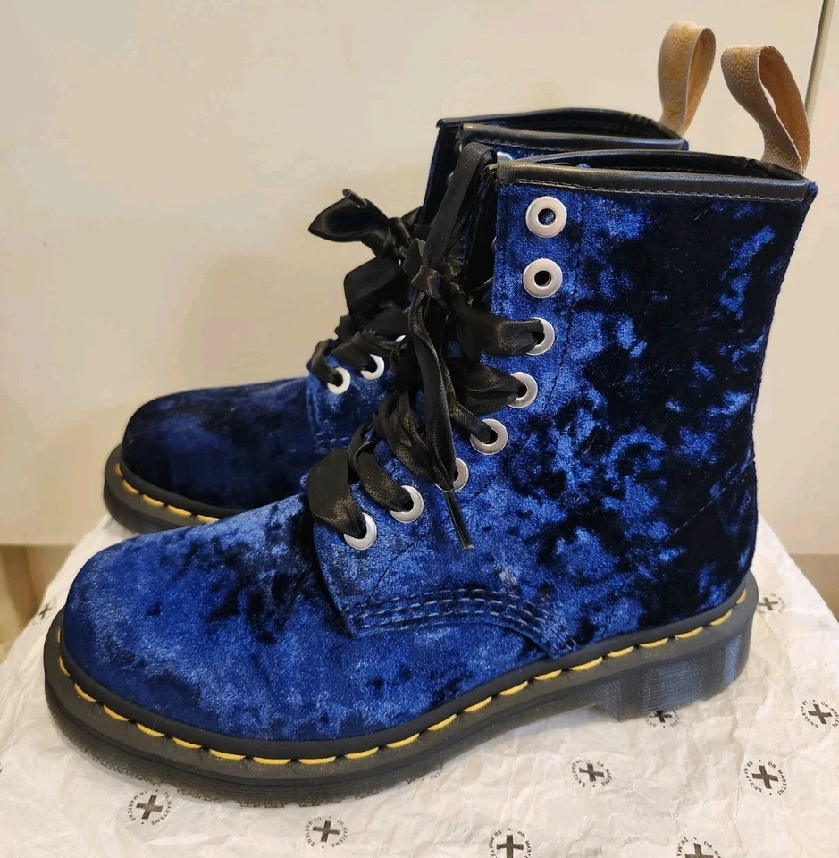 NUEVAS Botas de Combate Doc Dr. Martens "Jadon" Terciopelo Triturado Cobalto Talla 6/37 Ret. $170 Foto 1 de 4