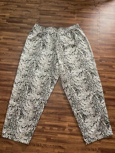 International Concepts Women’s White / Gray Printed Capri Pants Size 1X - Picture 1 of 4