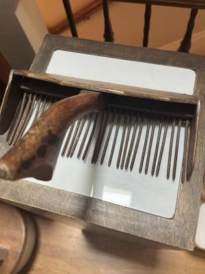 Antiguo recogedor de rastrillo de arándano y arándano de metal Foto 1 de 4