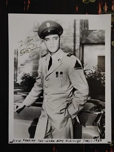 ELVIS PRESLEY AUTOGRAPHED PHOTO ORIGINAL(?) COA + ORIGINAL PHOTO INCLUDED - Picture 1 of 13