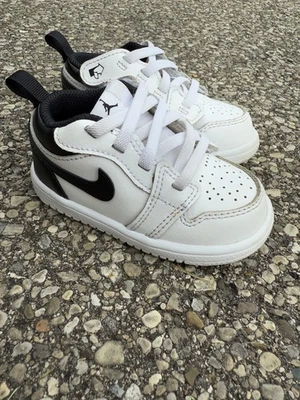 Tenis Nike para niños pequeños Air Jordan 1 Low ALT blanco y negro talla 6 Foto 1 de 4