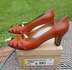 New w Box Naturalizer 7.5M Shiraz Saddle Peep Toe Pump Tan 2in Heels $130 - Picture 1 of 8