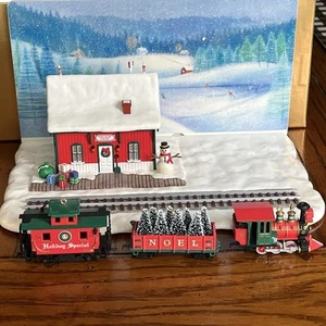 Hallmark Keepsake Club Exclusive LIONEL Holiday Special Train Ornament Display - Picture 1 of 16