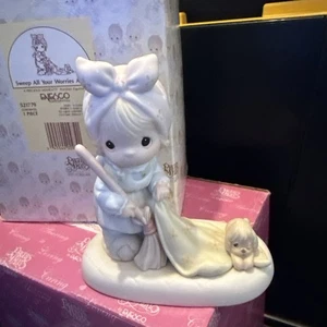 Vintage Precious Moments Collection "Sweep All Your Worries Away" Figurine - Bild 1 von 2