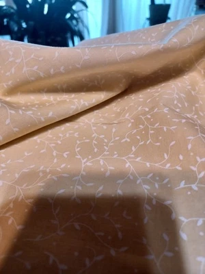 Lindo tecido dourado pálido com design de videira branca. 1 jarda. - Imagem 1 de 2