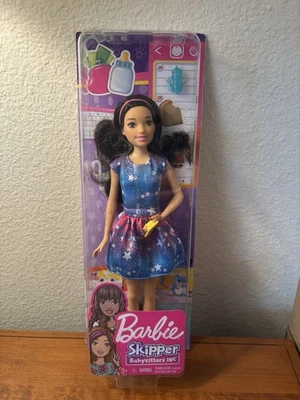 2018 芭比船长保姆青少年黑发女孩娃娃 FXG93 星形连衣裙 - 未拆封 — 第 1/4 张图片