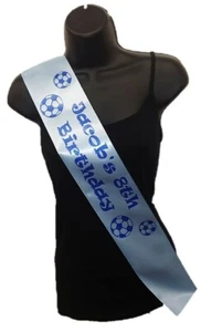 Faja de cinta satinada azul pálido personalizada para cumpleaños niño fiesta - balones de fútbol azules - Imagen 1 de 1