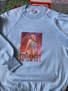Sudadera Taylor Swift The Eras Tour Azul Cielo Hecha en Diversión - Imagen 1 de 10