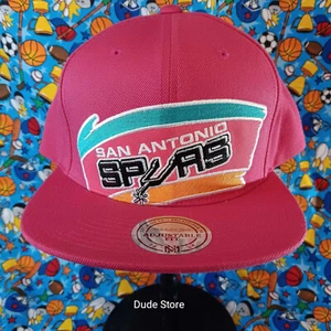 San Antonio Spurs - Cappellino unisex rosa regolabile - Mit. & Ness - Super pulito - NBA - Foto 1 di 9