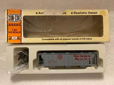 Con-Cor HO Scale Southern Pacific PS-2 3-Bay Covered Hopper Kit #401012 - Image 1 of 4