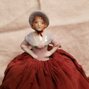 Antikes Porzellan Half Doll Nadelkissen mit dunkelrotem Seidenrock - Bild 1 von 10