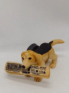 Vintage Hartgummi Beagle Hund mit Zeitung Kühlschrankmagnet - Bild 1 von 5