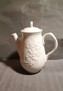Metlox Poppy Trail White Grape Coffee/Tea Pitcher USA California 10" Antique - Picture 1 of 10