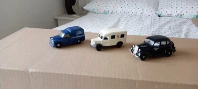 THREE DIE CAST VEHICLES SALOON CAR, AMBULANCE, AND VAN. - Image 1 of 4